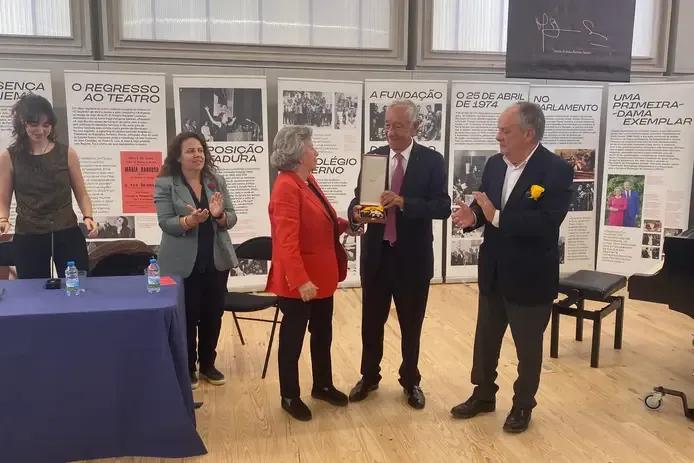 Imagem de destaque para a notícia Maria Barroso homenageada com a Ordem da Instrução Pública