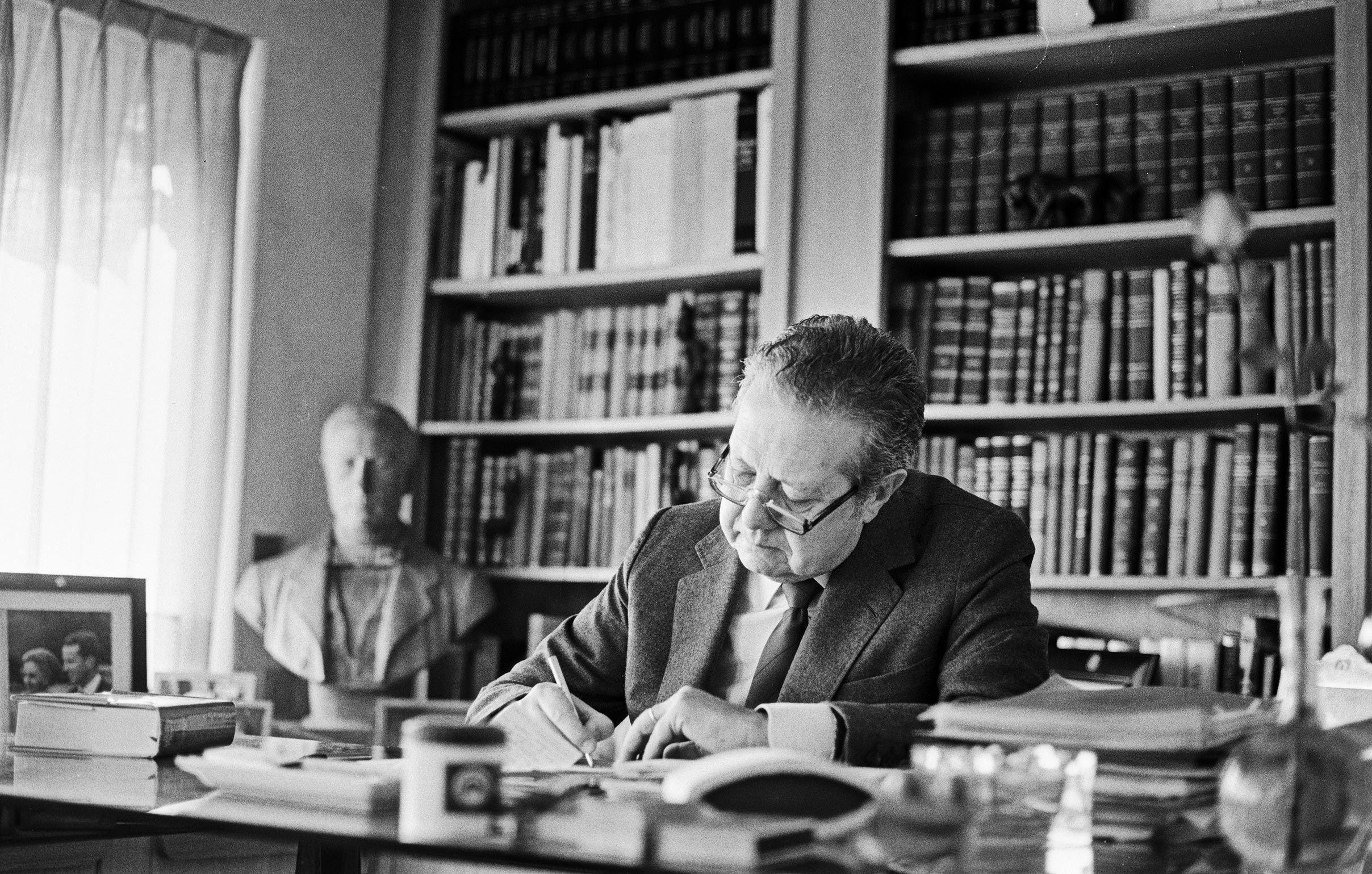 Imagem de destaque para o evento "Ordinary Voices": organisation and study of the correspondence between citizens and Mário Soares during the transition to Portuguese democracy (1974-1978)